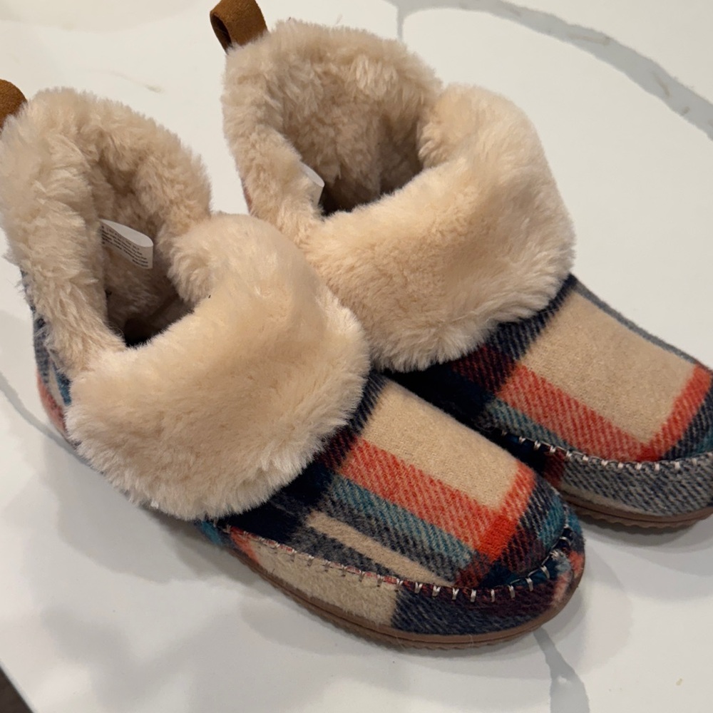 dearfoams Plaid Faux Fur Lined Slippers in Beige, Navy & Orange